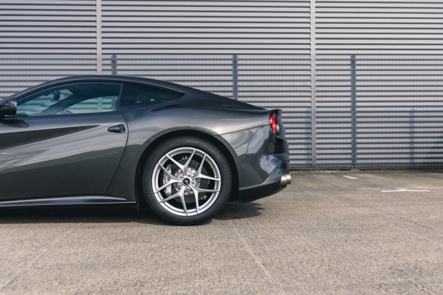 Детали экстерьера Ferrari F12berlinetta 2014 года  (UK) (фото 189 из 276)
